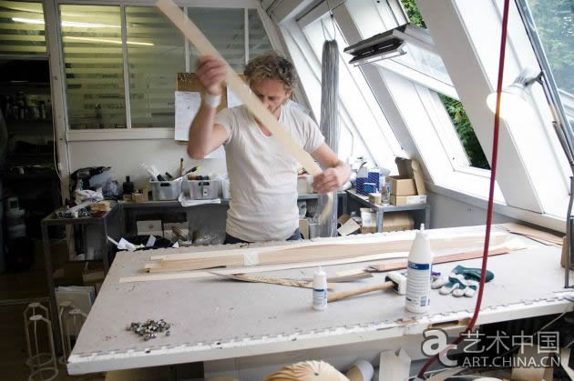 1970年出生的丹麦设计师Tom Rossau可以说是自学成才的，他在父母房子的地下室里开始了他的职业生涯。像所有的男生一样，他和他的伙伴LEGO都有着丰富的想象力。90年代，Tom Rossau开始设计和缝制皮衣，并于1997年丹麦哥本哈根开店。自2004年以来Tom一直用天然木材单板来进行创作。起初，这些灯只在Tom哥本哈根的店中出售，但在2006年哥本哈根家具展中TOM的TR7灯具获得了观众最喜爱奖。