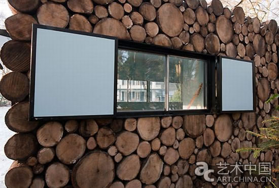 這個獨特的樹桿小木屋是由海恩伊克設計的，木屋建造在樹林的邊緣。塑膠和鋼材製成特別的可滑動的框架窗口可以使房子充分的通風。這是一個吸引人的建築！