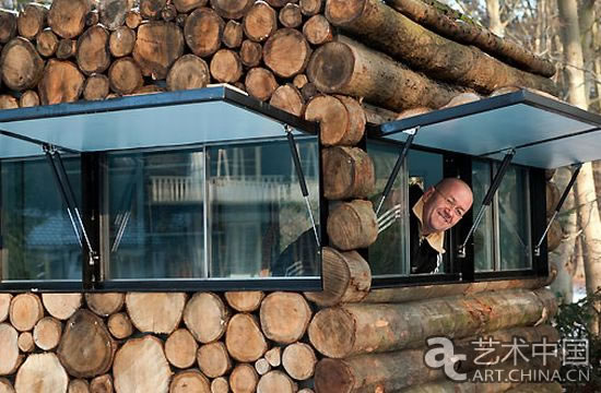 這個獨特的樹桿小木屋是由海恩伊克設計的，木屋建造在樹林的邊緣。塑膠和鋼材製成特別的可滑動的框架窗口可以使房子充分的通風。這是一個吸引人的建築！