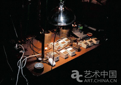 麥克盧爾在布魯克林的工作室準備一場在紐約的X Initiative的表演、2009年7月28日。 攝影：Robin Martin。