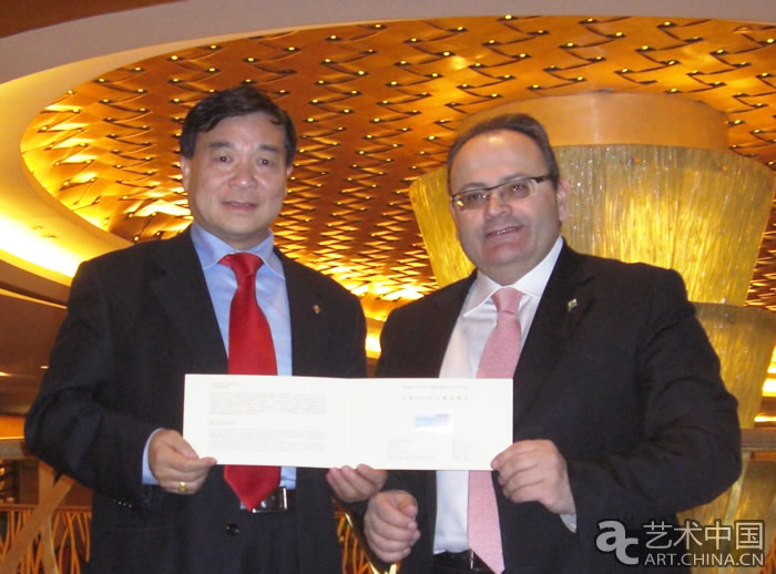 2010上海世博会圣马力诺政府总代表MAURO MAIANI向圣国官方赞助商朱裕华先生赠送上海世博特种纪念邮票