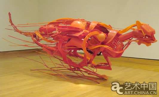 日本雕塑家Sayaka Kajita Ganz用再生材料创造了一系列惊人的雕塑作品。她选择已经使用过和被丢弃的塑料餐具，玩具和其他东西之间的金属件作为雕塑作品的原材料。这些废弃物大多被塑造成动物的形象，使其超越了它们自身的起源，他们似乎还有生命。
