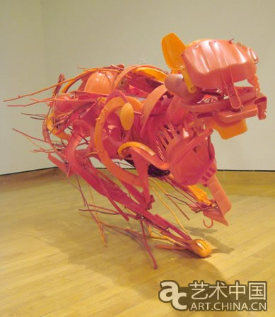 日本雕塑家Sayaka Kajita Ganz用再生材料創造了一系列驚人的雕塑作品。她選擇已經使用過和被丟棄的塑膠食具，玩具和其他東西之間的金屬件作為雕塑作品的原材料。這些廢棄物大多被塑造成動物的形象，使其超越了它們自身的起源，他們似乎還有生命。