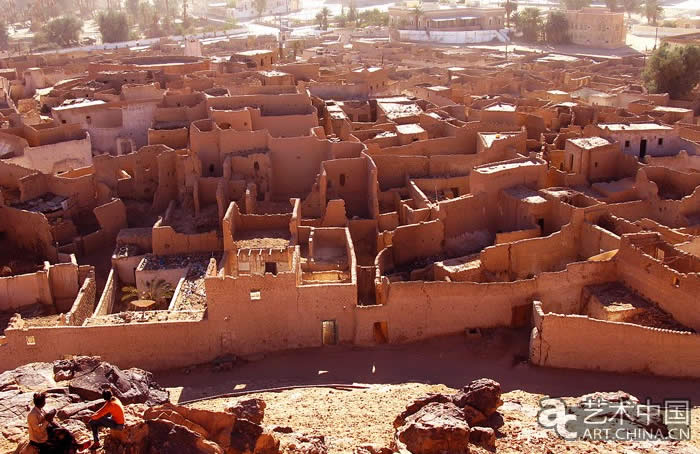 從古羅馬科林斯柱式，到鋼筋混凝土的摩天大樓，從高聳的阿拉伯清真寺，到沙漠中古城。融合了阿拉伯，古羅馬和原始非洲三種文化，讓這個國度呈現出不同樣式的建築，不同膚色的人群