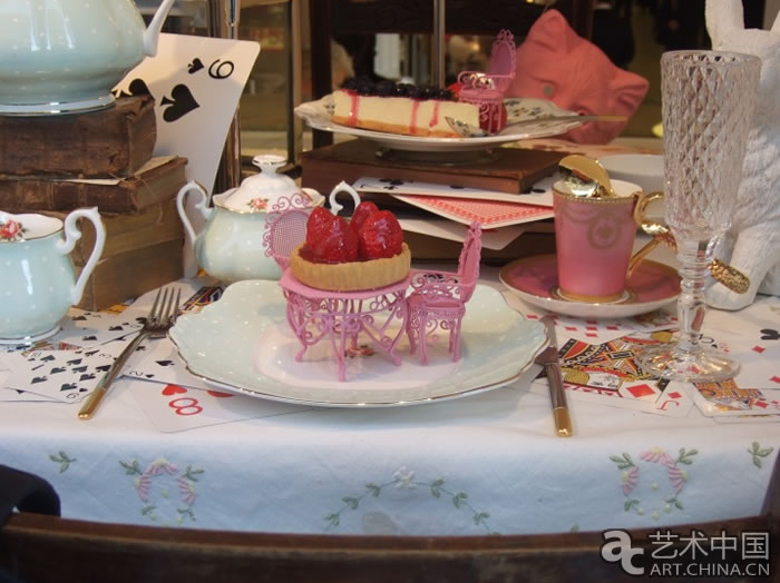 倫敦知名百貨老店Selfridges與《愛麗絲夢遊仙境》的製作公司迪斯尼進行合作，用五個櫥窗展示了這個故事。圖片是影片中“瘋狂茶話會”這一場景。百貨公司裏面的仙境室(Wonder Room)將銷售以愛麗絲為靈感的珠寶(Kabiri)和服裝(Alice Temperley)。