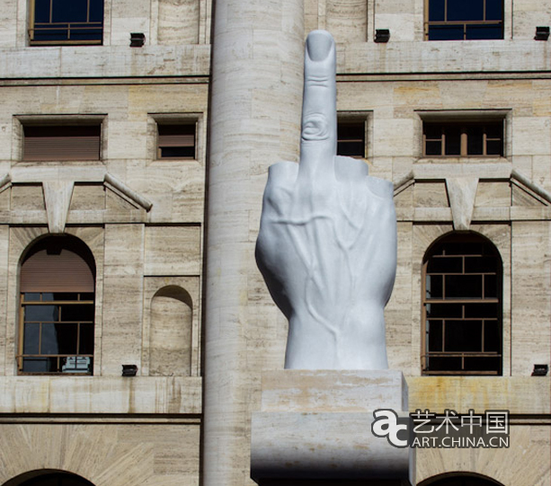 毛里奇奥卡特兰雕塑恶搞米兰证券交易所