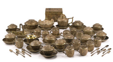 一套清代的镀银茶具，估价3万至5万欧元，最终以20万欧元成交。