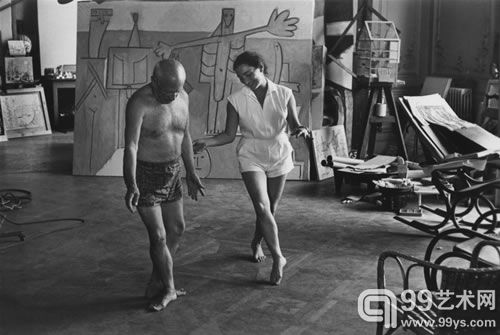 毕加索和杰奎琳在画作“Bañistas en La Garoupe ”前跳舞