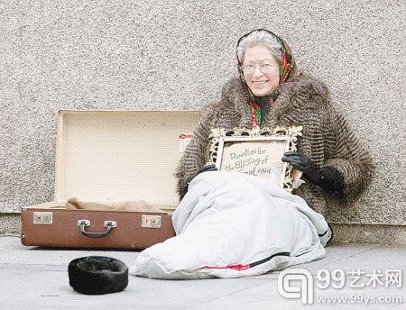 神似女王伊丽莎白二世的雕塑被摆放在伯明翰市中心行乞
