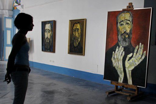 参观者欣赏艺术家为卡斯特罗所做画像。