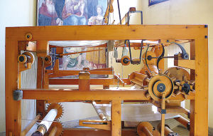 “文艺复兴”时期的意大利纺织业已十分兴盛，背景油画中人物的衣着正说明了这一点。或许是为了让工人能更有效率地工作，达·芬奇构拟出这样一架“自动织布机”。这比18世纪“工业革命”时诞生的同类产品早了三百多年