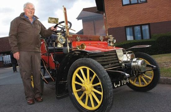 在他們的家鄉，布萊恩-卡瑟利和妻子帕特-卡瑟利仍在駕駛這輛107歲的老爺車