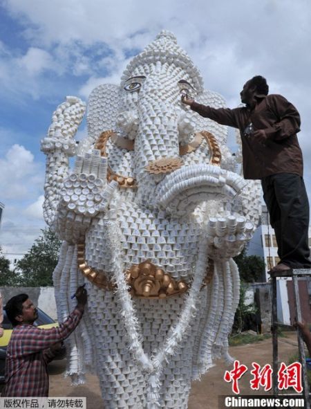 艺术家用了30000个纸杯制造了这个高17英尺(约5.1816米)的神像。 