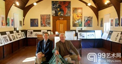 年過七旬的退休教師Rik Rydant和他的鄰居Gary Ferdman在他們籌劃的夏加爾展覽現場