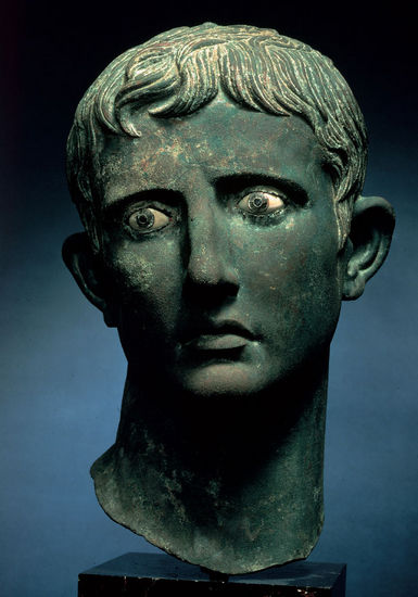　奥古斯都头像：巨大的青铜像似乎在宣告：“我很伟大！我是你们的领袖！”讽刺的是，我们在博物馆里看到的这个威严的头颅是敌人打败奥古斯都之后的战利品。