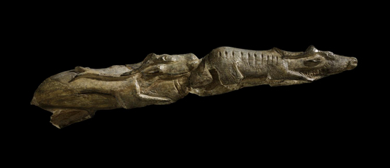 游泳的驯鹿雕像：发现于法国，由猛犸象的象牙雕刻而成，再现了1万多年前欧洲大陆上动物迁徙景象，被专家称为“冰河世纪的伟大杰作”。