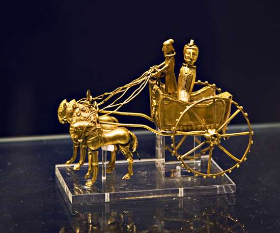 奧克瑟斯寶藏是阿契美尼德時期遺留下來的最重要的金銀藏品，是一輛由四匹馬拉著的模型戰車由。“馬車不僅向我們訴説了旅行和交通的故事，還體現了古代波斯帝國的文化多樣性，在馬車前端有一個埃及的神祈頭像。”