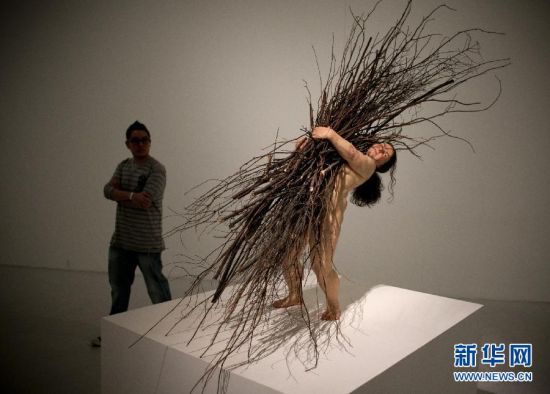 11月4日，一名觀眾在墨西哥首都墨西哥城舉行的羅恩·米克作品展上觀看雕塑“抱樹枝的婦女”（Woman with sticks）。