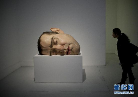 一名觀眾在墨西哥首都墨西哥城舉行的羅恩·米克作品展上觀看雕塑“面具2”（Mask II）。