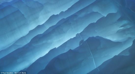 在挪威斯瓦爾巴特群島東北地島拍攝的一座正在融化的冰山的表面