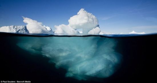 水下圖片顯示一座冰山到底延伸到水下多深處。這張照片是在格陵蘭伊盧利薩特雅各布峽灣拍攝的