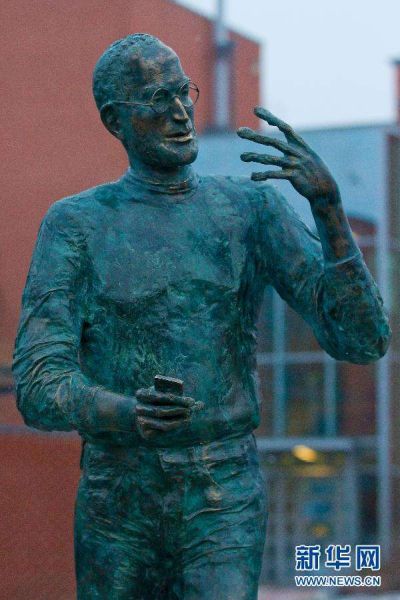 乔布斯铜像在匈牙利揭幕 (弗尔季·奥蒂洛摄)