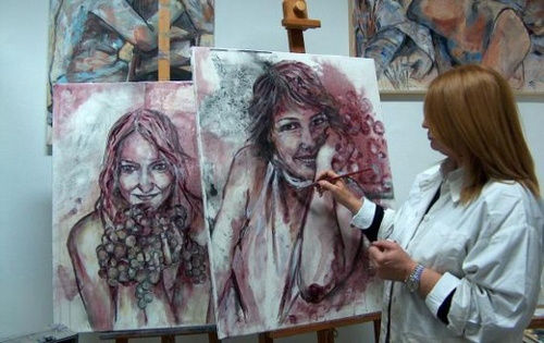 義大利女子用紅酒作畫