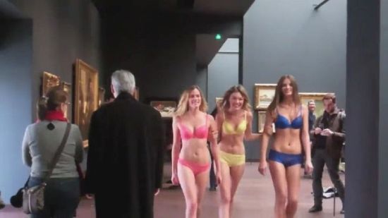 三名模特在巴黎奧賽博物館脫到只剩內衣