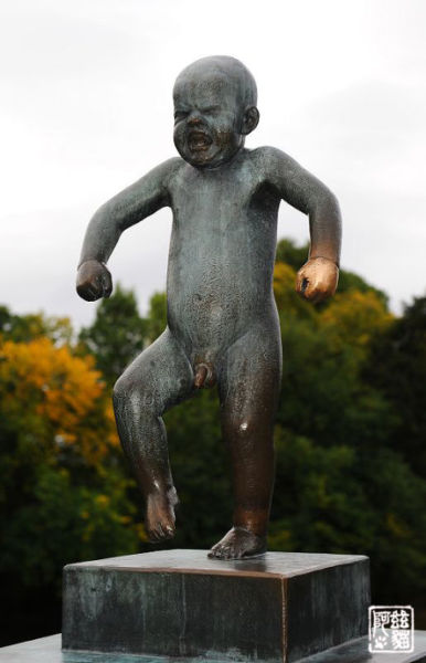 挪威著名雕塑《憤怒的小男孩》。