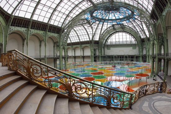 Daniel Buren在法國巴黎大皇宮展示了他的大型裝置作品