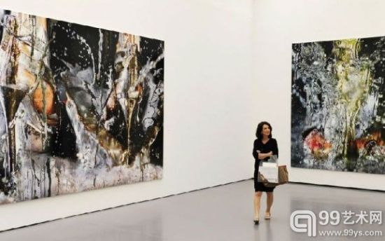一位参观者正在苏黎世市美术馆中参观“缤纷巴洛克”主题展，上图右边的作品美国艺术家Marilyn Minter（玛丽琳）2011年名为“重金属”的作品。