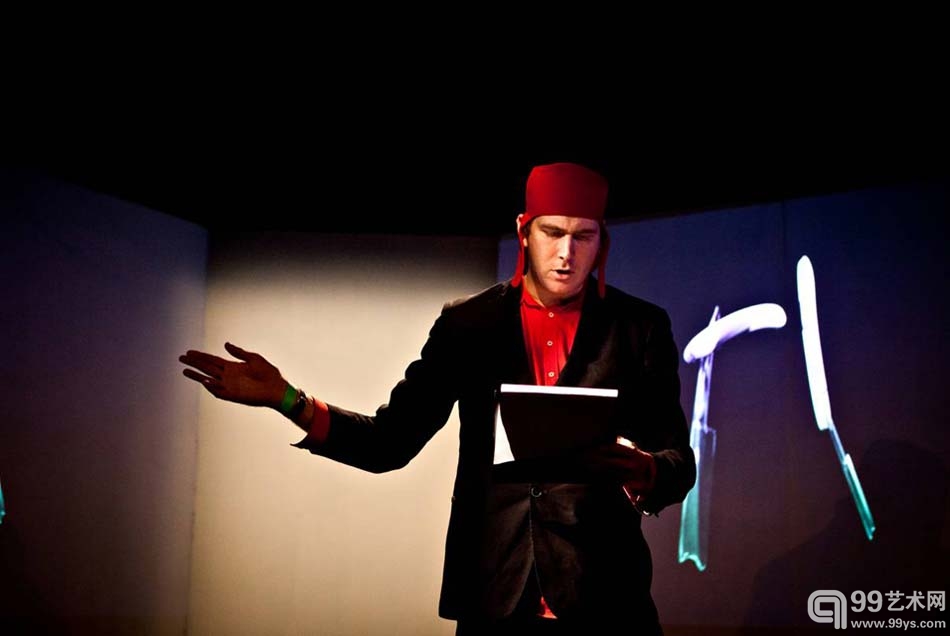 艺术家彼得乌伊尔·威廉姆斯于2011年在剑桥微星艺术中心进行的表演照片