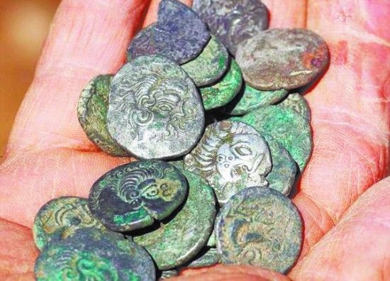 部分从泽西岛挖出的古银币。