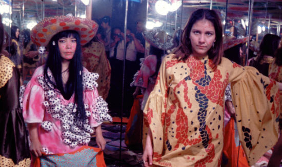 1968年草间弥生在纽约工作室做的一次行为和时尚展览