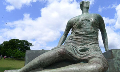 伦敦博物馆表示，他们会按照艺术家亨利·摩尔所期望的，继续将雕塑《穿褶皱衣的坐女像》展示给公众。  Alamy 供图