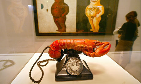 2002年在蓬皮杜艺术中心展出的萨尔瓦多·达利的龙虾电话。图片来源：Jean-Pierre Muller/EPA