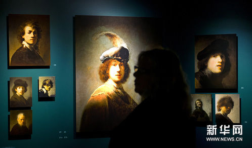 12月29日，遊客在參觀倫勃朗畫作的複製品。新華網圖片 羅賓·于特雷西特 攝