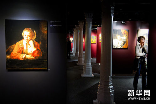 12月29日，遊客在參觀倫勃朗畫作的複製品。新華網圖片 羅賓·于特雷西特 攝