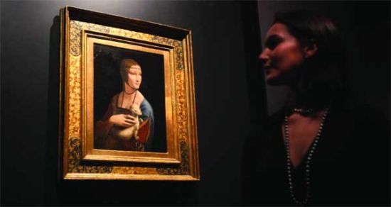 在倫敦的英國國家美術館展出的《抱貂的女子》。