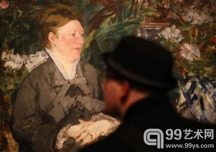 1月22日，在“马奈：描绘生命”英国首次大型马奈回顾展（2013.1.26-4.14）的媒体预展上，人们正在欣赏展出的马奈1879年作品《温室里的马奈夫人》