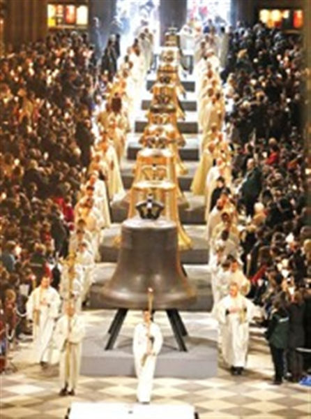 圖為巴黎聖母院為組鐘舉行祈福儀式。