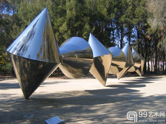 位於澳大利亞國家美術館雕塑花園內的伯特·弗拉格爾曼1982年作品《圓錐體》（Cones）