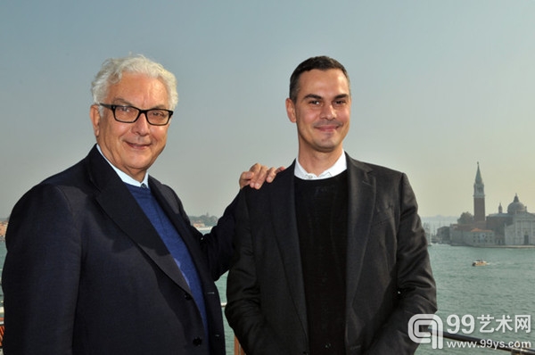 威尼斯双年展主席保罗·巴拉塔（Paolo Baratta）与本届策展人马西米利亚诺·焦尼（Massimiliano Gioni）在威尼斯大运河旁合影