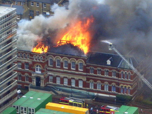 康明博物馆所在建筑起火。