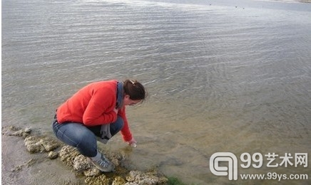 Tania Kovats正在從塞爾頓海中收集海水