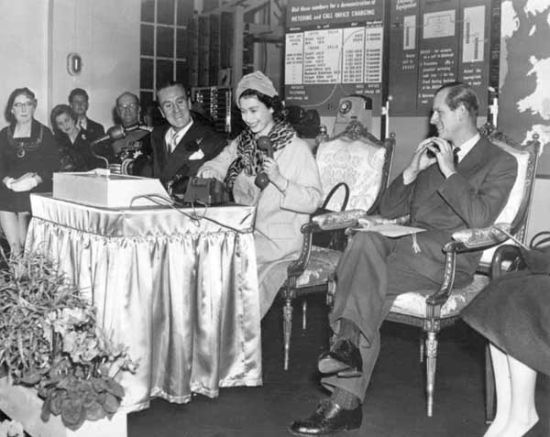 1958年12月5日，在布裏斯托爾電話局，英國女王伊麗莎白二世通過電話呼叫愛丁堡教務長，這成為了公眾用戶中繼線撥號系統的開端。 courtesy BT Heritage 供圖
