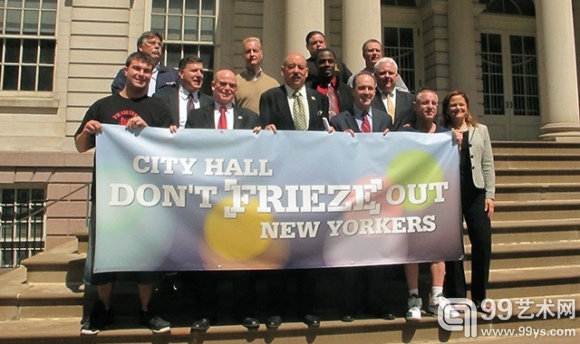 纽约工会的代表们聚集在纽约市政厅前抗议Frieze艺博会劳资条款