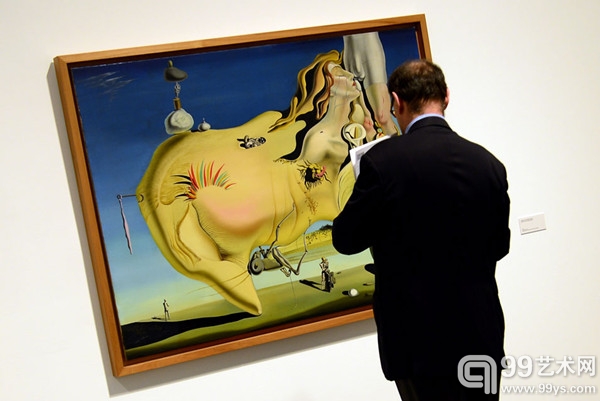 在雷纳索非亚博物馆达利重要回顾展现场，一名男子正在欣赏达利的1929年作品《伟大的自慰者》（The Great Masturbator）