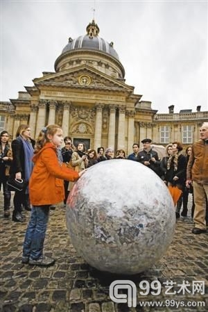 法國巴黎，參加“博物館之夜”的人們推動義大利當代藝術家米開朗基羅·皮斯特萊托的作品“報紙球”。
