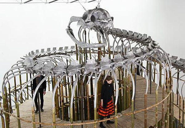 黄永砯巨型海蛇骨架装置作品安置于法国海岸线